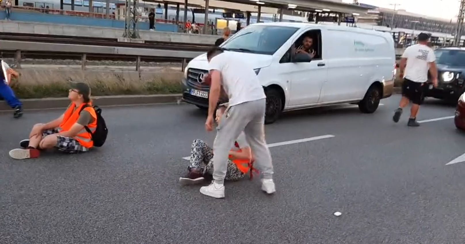 Kamera filmte alles: Brutaler Übergriff auf Klima-Kleber bei einer Straßenblockade in Mannheim am 6. September 2023.