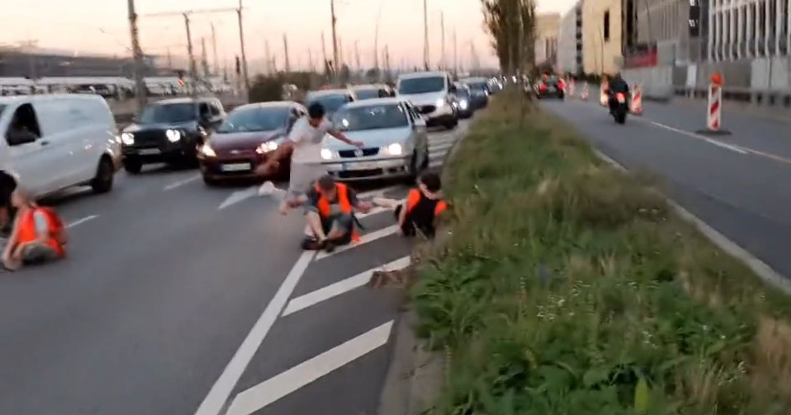 Kamera filmte alles: Brutaler Übergriff auf Klima-Kleber bei einer Straßenblockade in Mannheim am 6. September 2023.