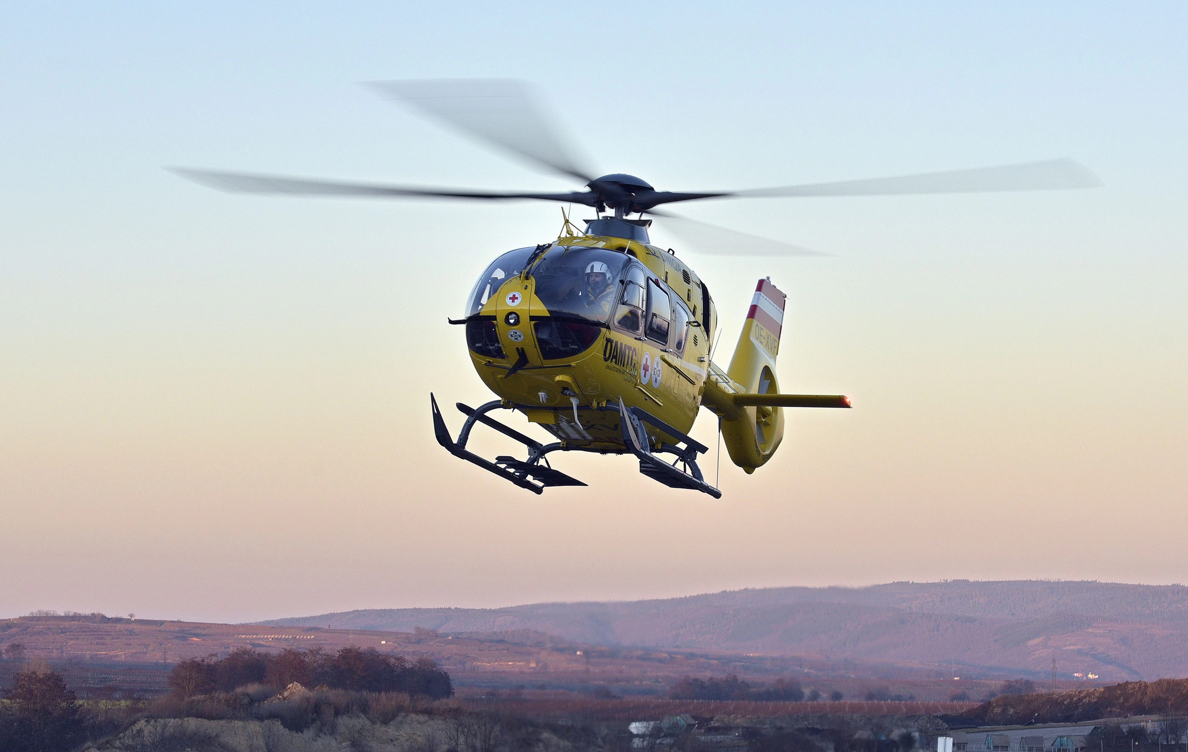 Der 80-Jährige erlitt Verletzungen unbestimmten Grades und wurde nach notärztlicher Versorgung mit dem Rettungshubschrauber Christophorus 2 in das Universitätsklinikum Krems an der Donau gebracht.