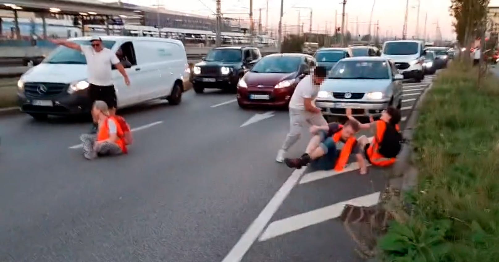 Kamera filmte alles: Brutaler Übergriff auf Klima-Kleber bei einer Straßenblockade in Mannheim am 6. September 2023.