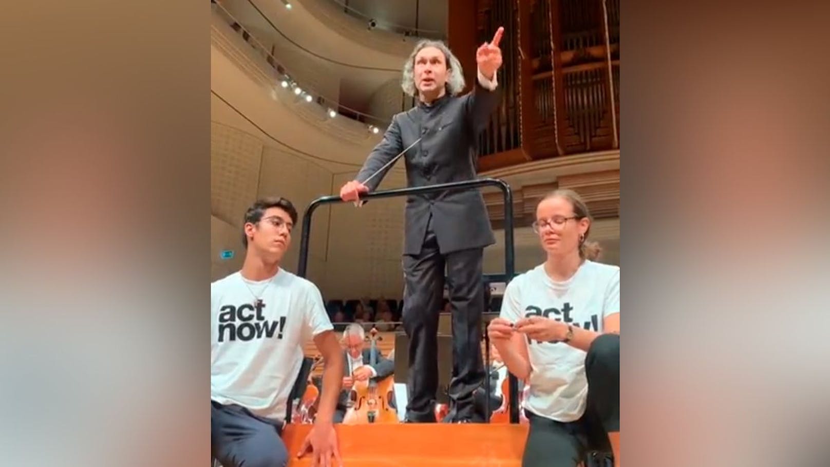Klima-Kleber stürmen Konzert – Dirigent überrascht alle