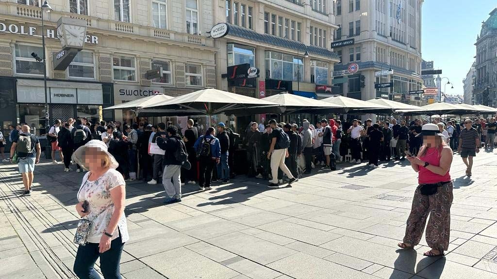 Laut einem Leserreporter braucht man für einen Meter ca. eine Stunde.