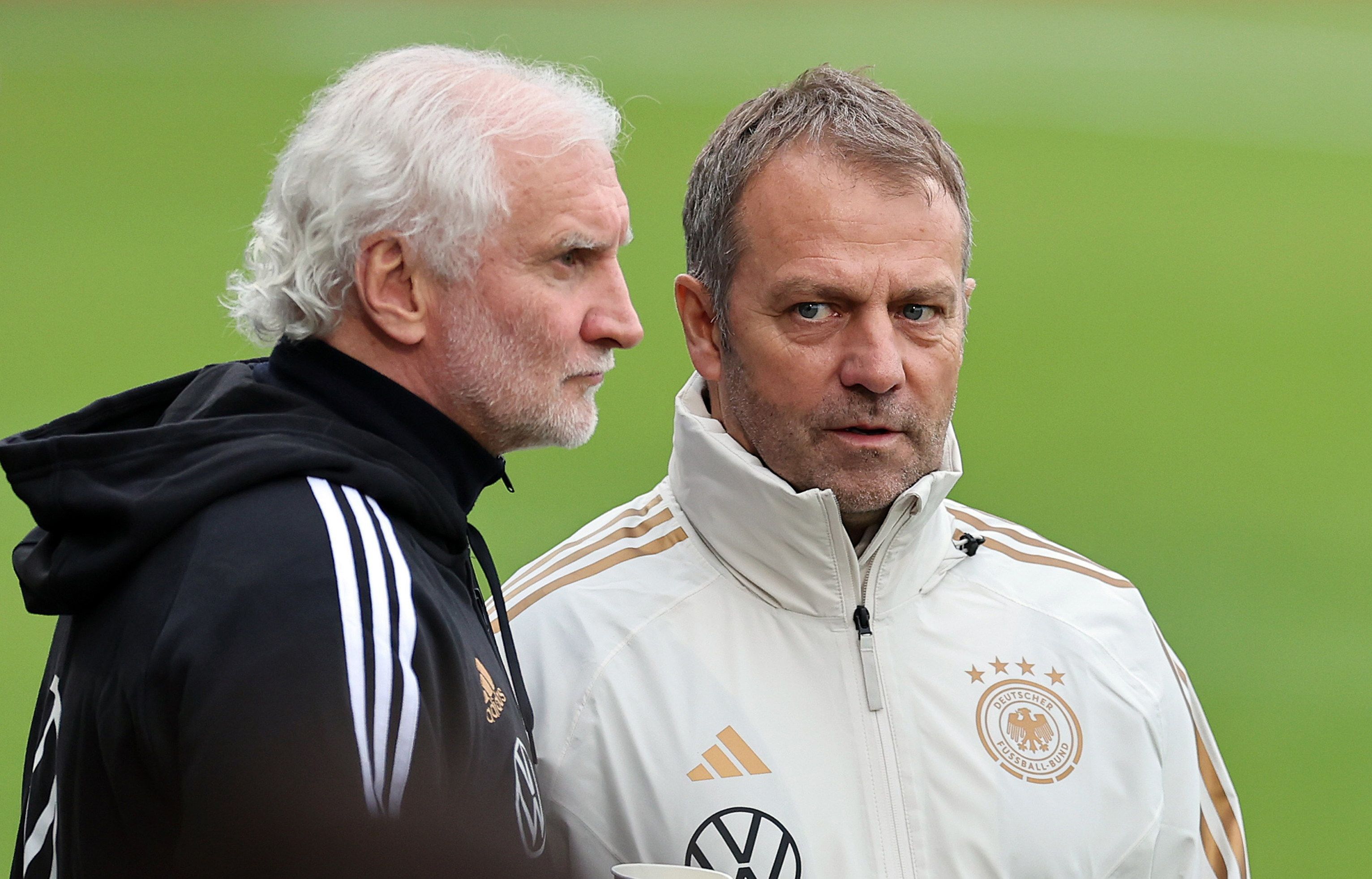 Rudi Völler (l.) springt für Hansi Flick ein.
