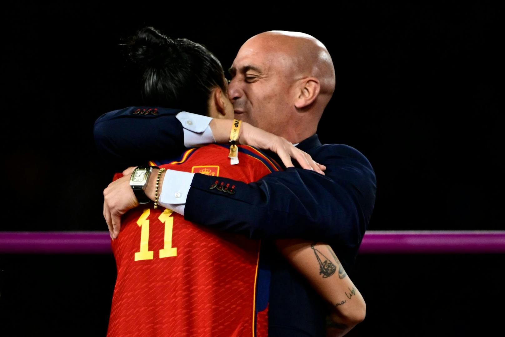 Nach dem gewonnen WM-Finale küsste Spanien-Präsident <strong>Luis Rubiales</strong> die Kapitänin&nbsp;<strong>Jenni Hermoso</strong> ungewollt auf den Mund. (20. August 2023)