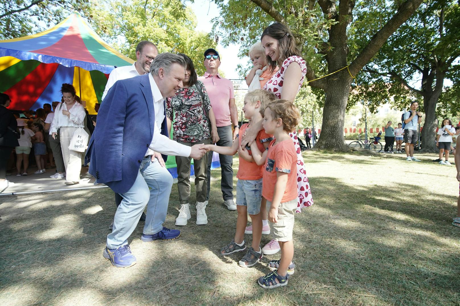 Bei einem Familienfest anlässlich des Welttags des Kindes im Auer-Welsbach-Park in Wien-Fünfhaus ließen es sich zahlreiche Familien nicht nehmen, dem Bürgermeister persönlich die Hand zu schütteln.&nbsp;