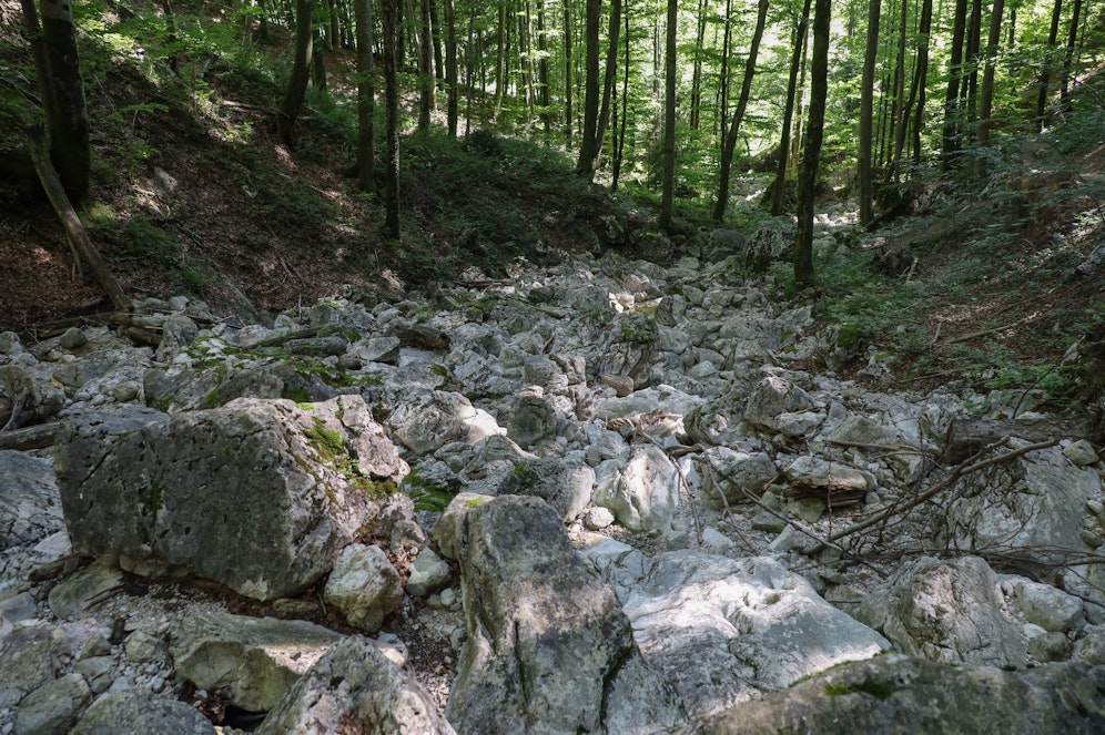 Ein Felsbrocken fiel auf das Kind, die Rettungskräfte konnten nichts mehr tun.