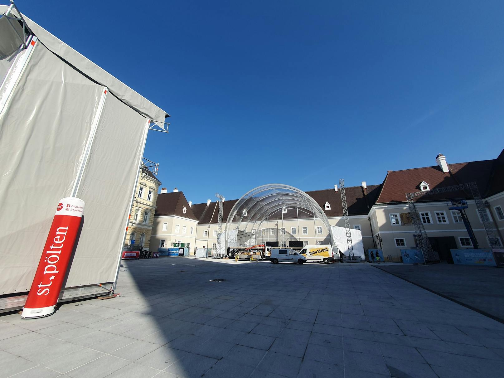 Am Sonntag wurde der Domplatz nach der großen Party zusammen geräumt.