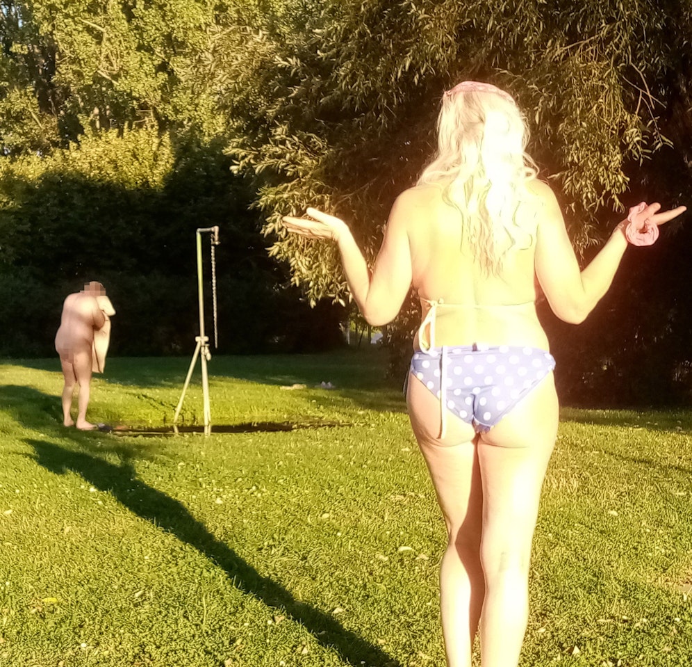 Ein Mann zog sich vor rund 20 bis 30 Menschen aus und duschte - klar: Es war ja auch sehr heiß.