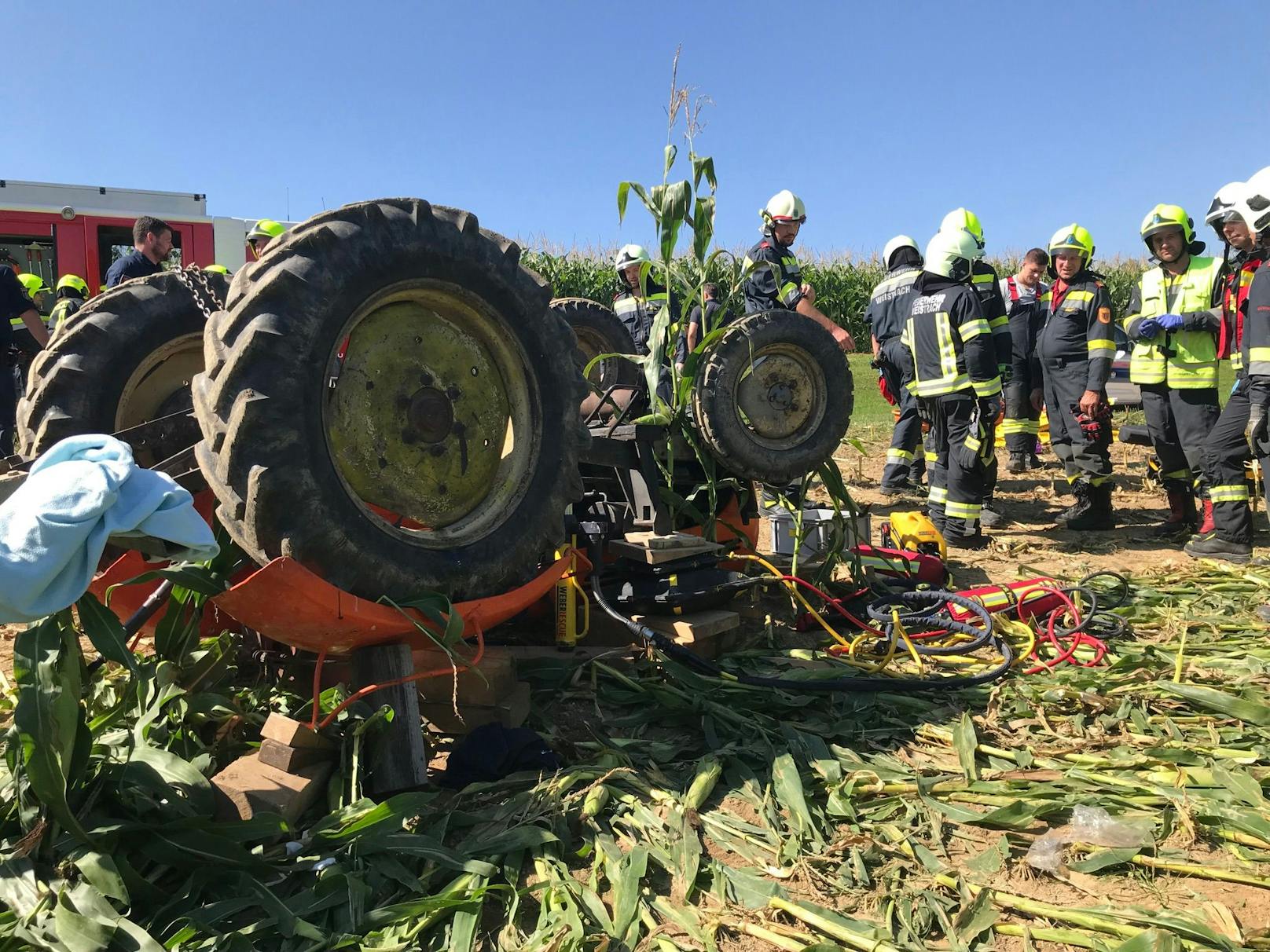 Schwerer Traktorunfall in St. Peter/Au: Einsatzkräfte vor Ort