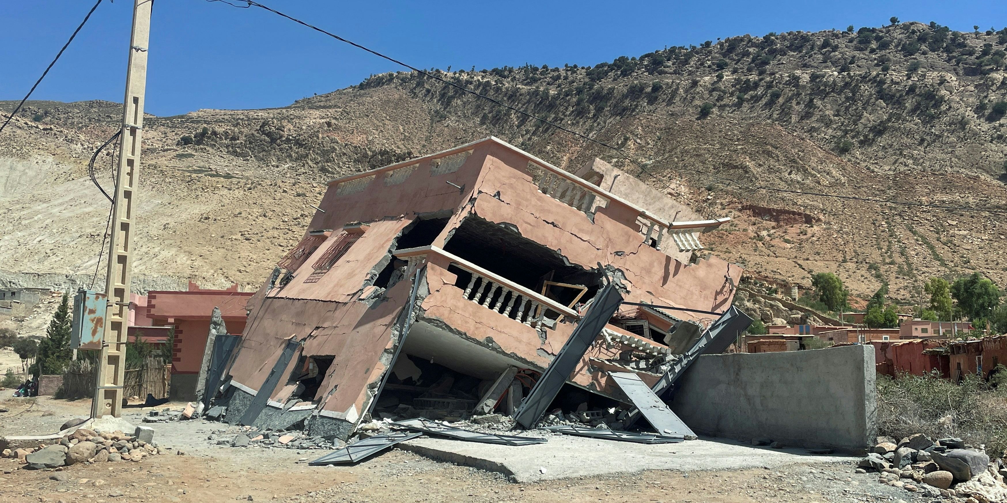 Gebäude sind wie Kartenhäuser einfach zusammengeklappt. 