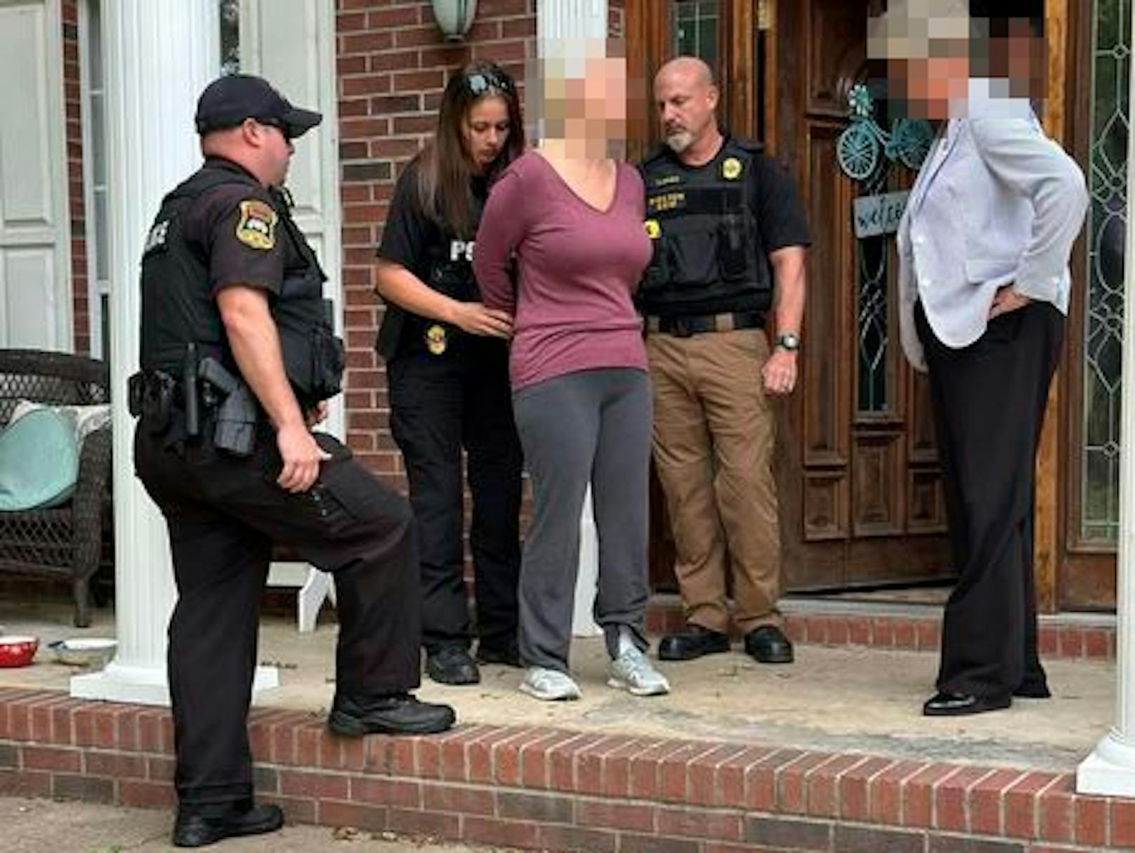 Bilder der Verhaftung: Die US-Lehrerin Alissa M. (38) aus Covington, Tennessee, soll einen zwölf Jahre alten Bub vergewaltigt haben.