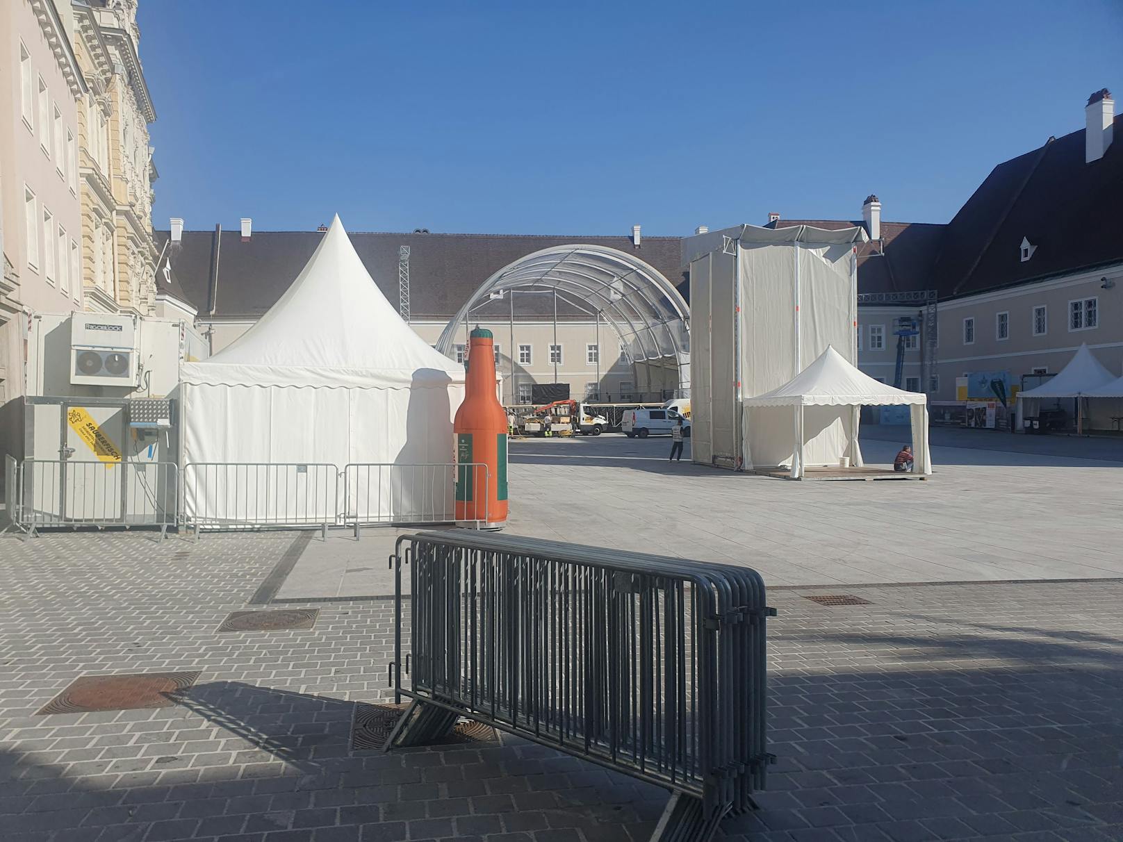 Die Abbauarbeiten am Domplatz gehen zügig voran.