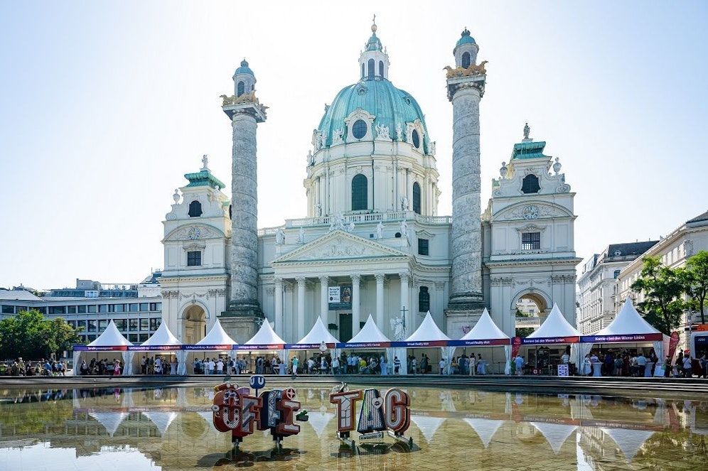Vor der Karlskirche waren Stände aufgebaut, an denen alles rund um das Thema öffentlicher Verkehr zu finden war.