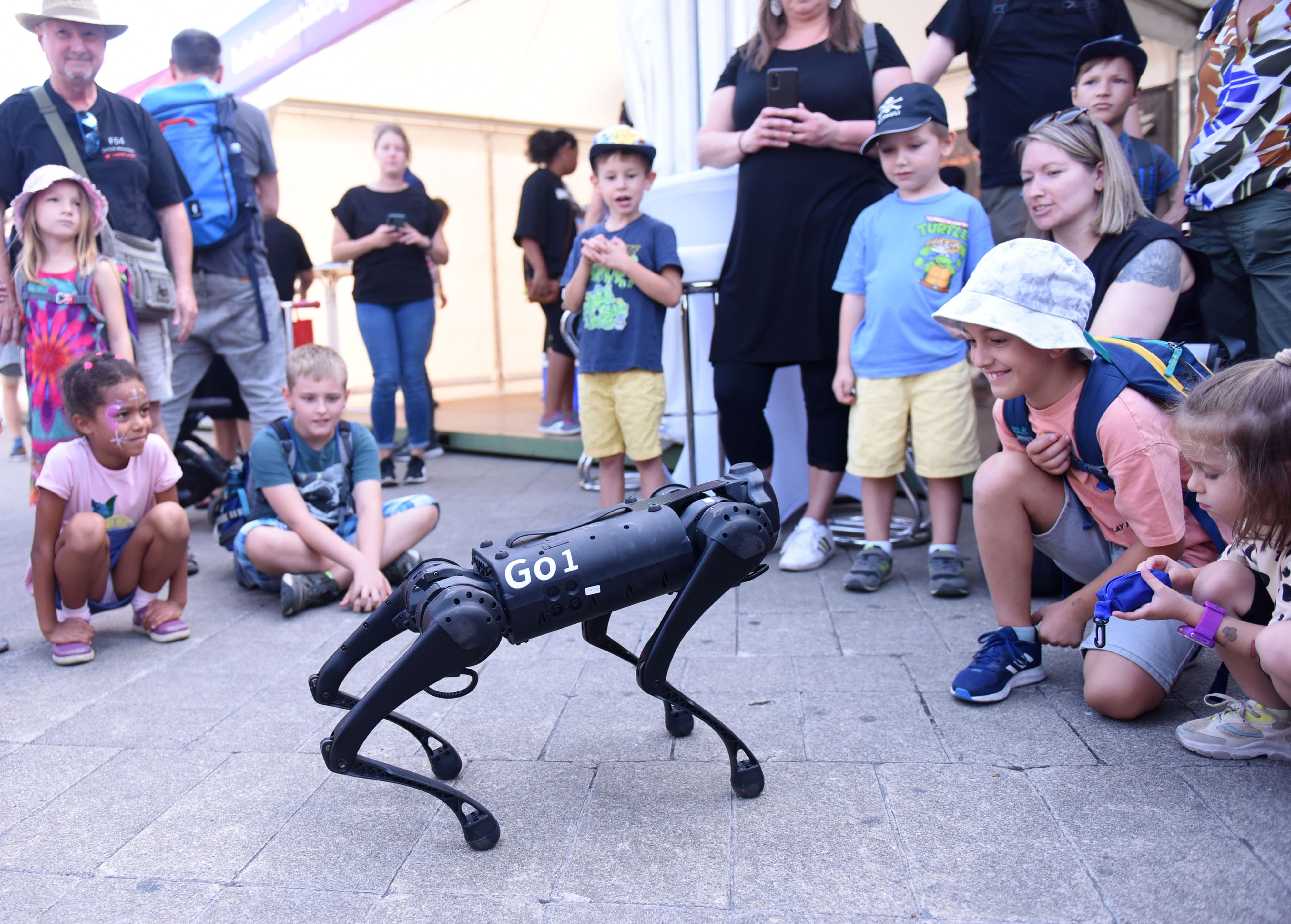 Der "Roboter-Hund" war bei Groß und Klein sehr beliebt.