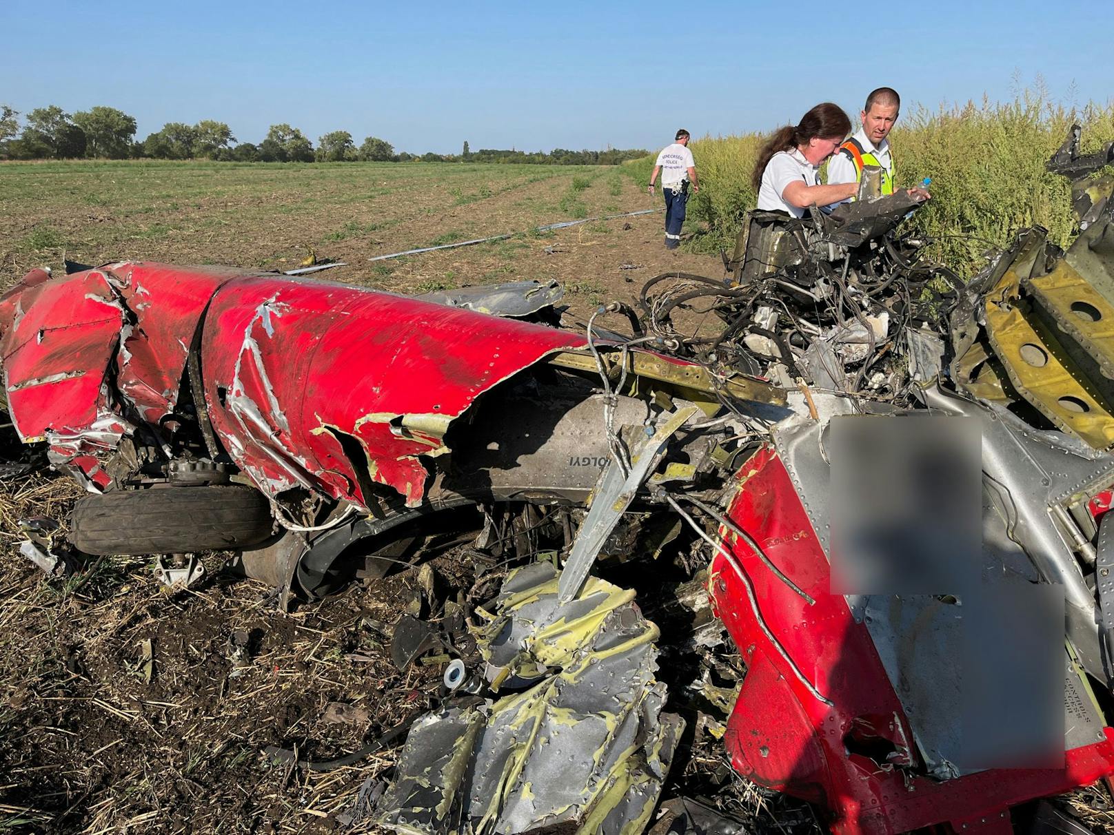 Bei einem Flugzeugabsturz im Rahmen einer Airshow im ungarischen Szekesfehervar sind heute Nachmittag zwei Personen ums Leben gekommen.