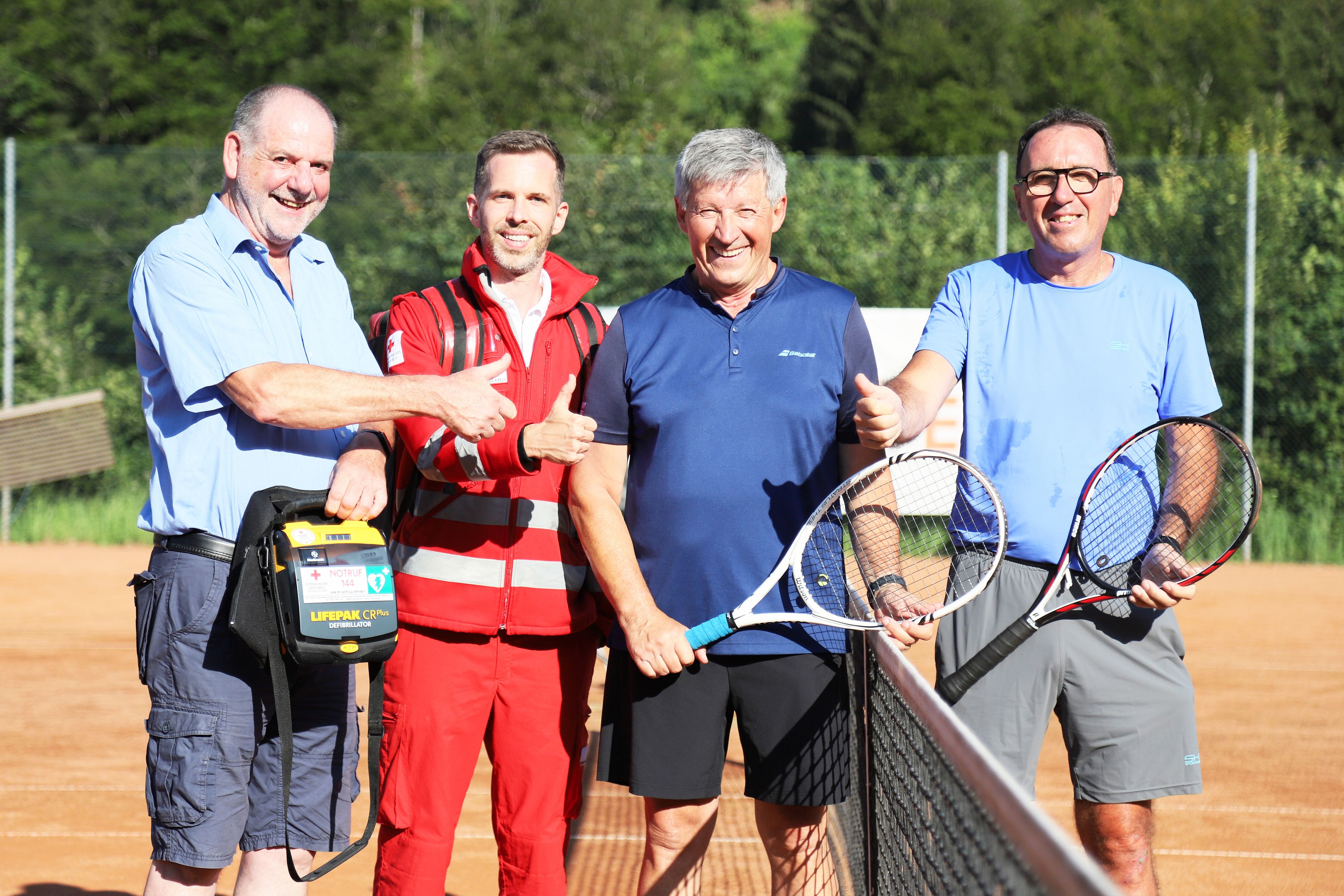 Eine perfekte Rettungskette rettete das Leben von Ivo Lucic. Am Foto: (v.l.): Ersthelfer Gerhard Gollner, Rotkreuz-Mitarbeiter Patrick Fößleitner, Ivo Lucic und Reinhold Zawrel