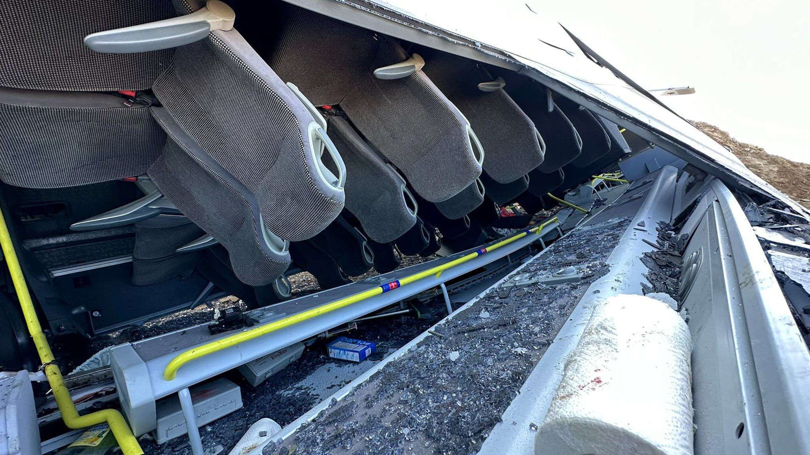 Schulbus stürzte von Brücke: Auch Kinder waren an Bord