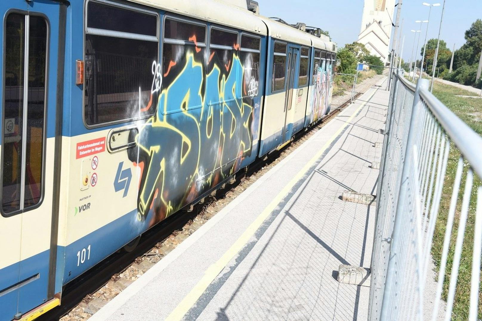 Die Waggons, die in einem nächtlichen Sondertransport nach Ebreichsdorf gebracht worden waren, sind jetzt mit Graffiti verziert.