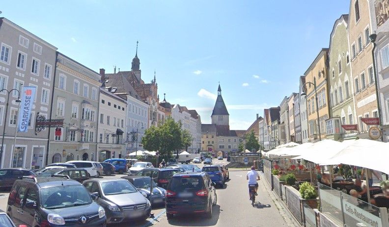 Der Mann ging oberkörperfrei mit Nazi-Tätowierung über den Braunauer Stadtplatz.