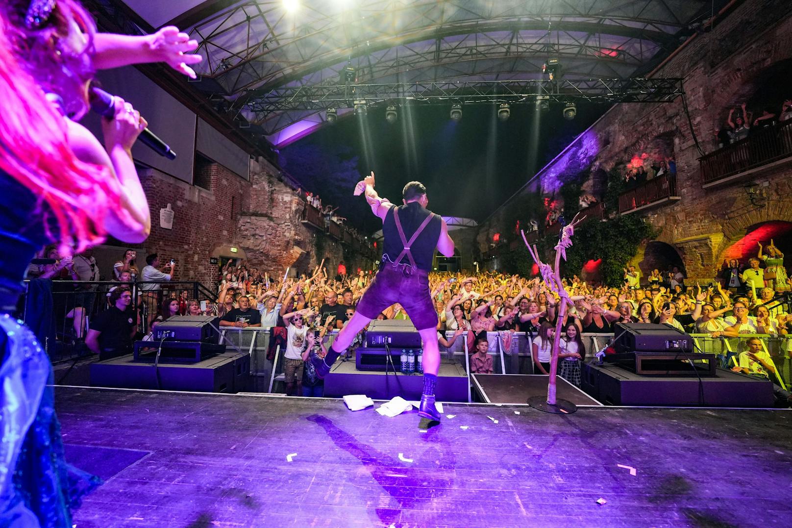 Mit dem Charity-Konzert "Volks-Rock'n'Roll hilft" am Grazer Schlossberg spielte Andreas Gabalier 100.000 Euro für den guten Zweck ein. 1.500 Fans waren begeistert.