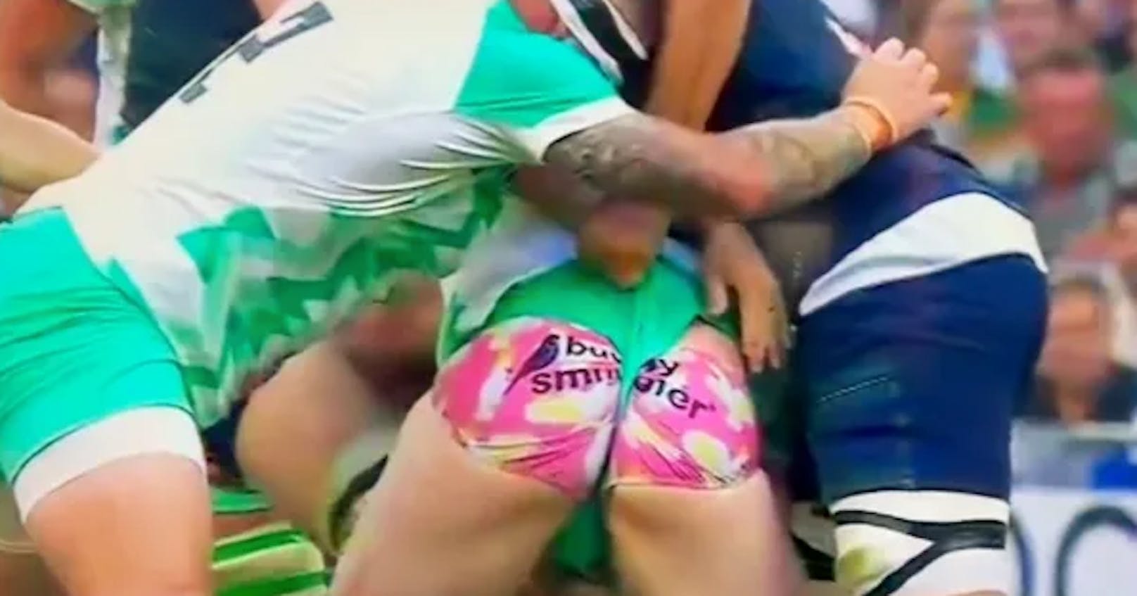 Upps! Bei diesem Rugby-Star blitzte die spezielle Unterhose durch.