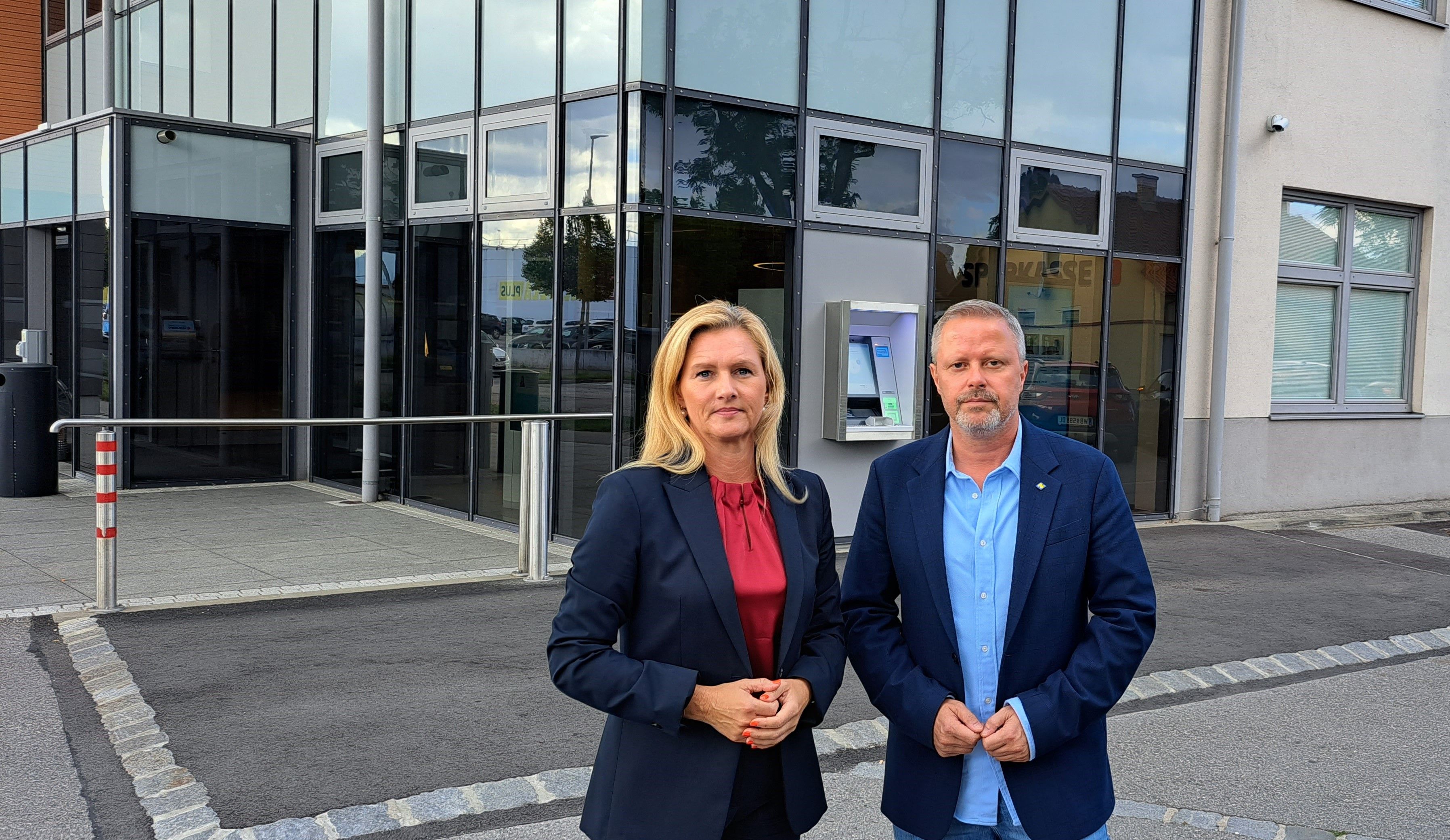 Petra Tanzler und Rainer Spenger fordern nicht nur einen Zinspreisdeckel, sondern auch die Möglichkeit, ohne Pönal-Zahlung umzuschulden.