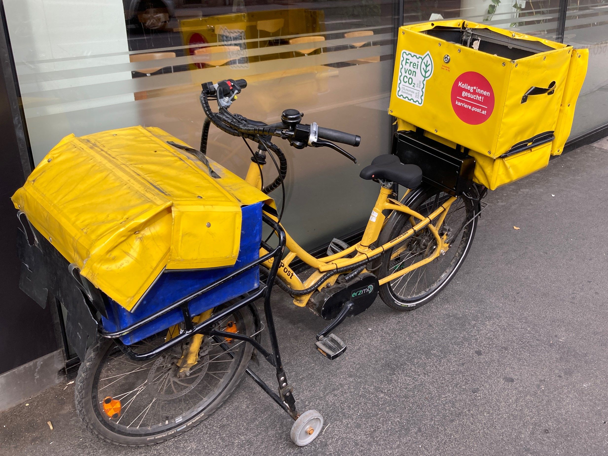 Das Fahrrad des Postzustellers.