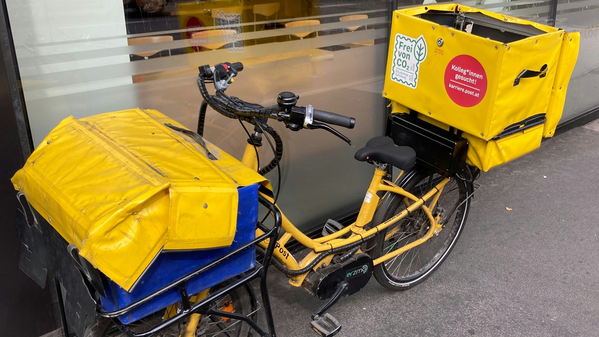 Das Fahrrad des Postzustellers.