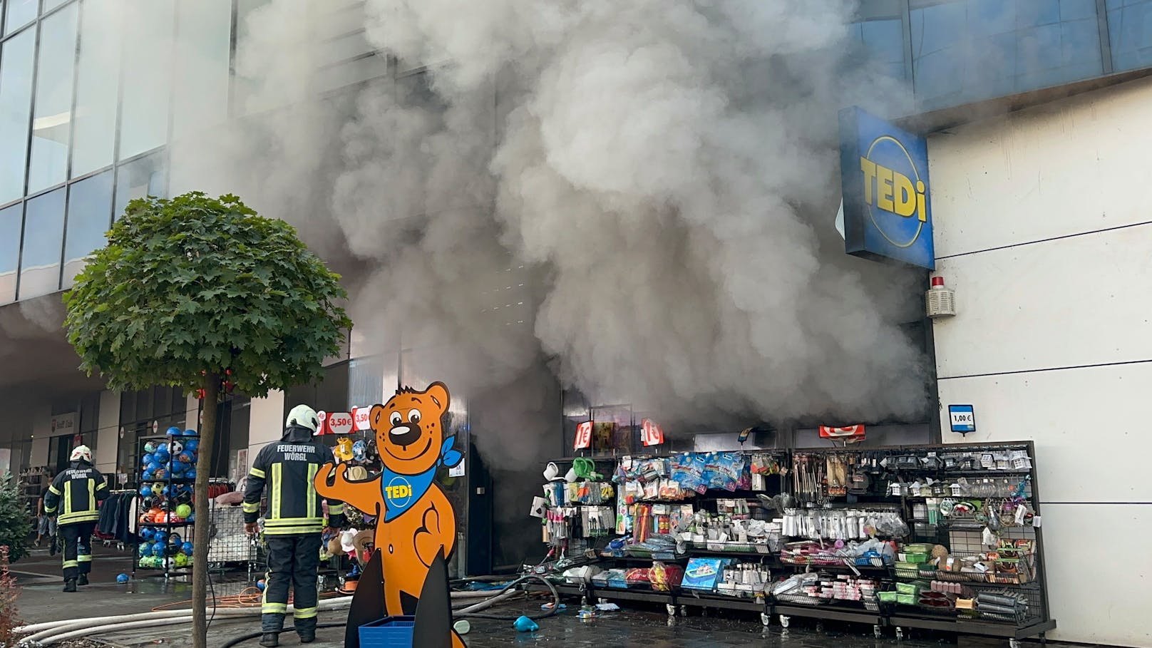 Am 11. September 2023 brannte eine TEDi-Filiale in Wörgl völlig aus. Jetzt sucht die Polizei nach Zeugen und äußert einen schlimmen Verdacht.