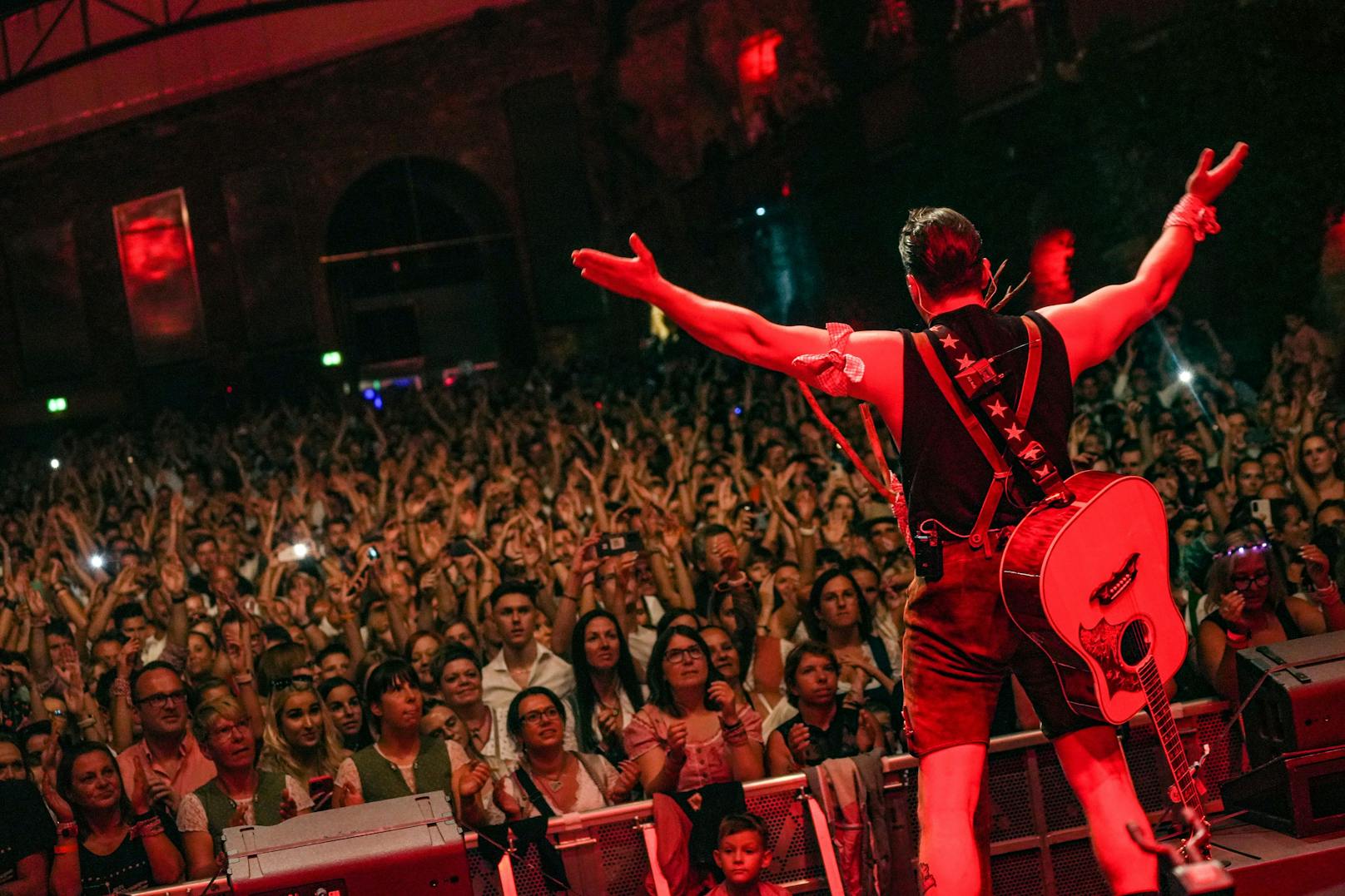 Mit dem Charity-Konzert "Volks-Rock'n'Roll hilft" am Grazer Schlossberg spielte Andreas Gabalier 100.000 Euro für den guten Zweck ein. 1.500 Fans waren begeistert.