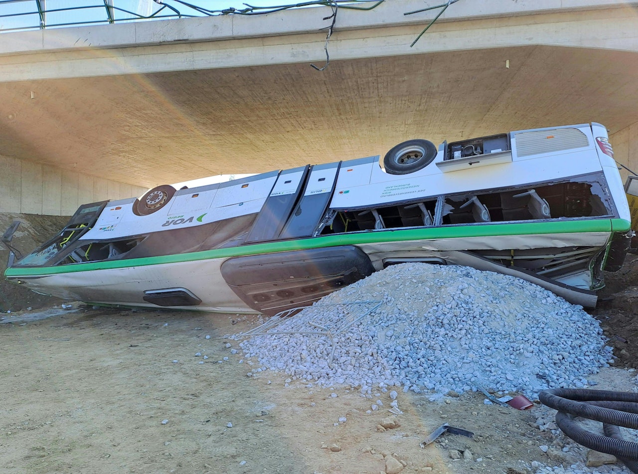 Heute.at - Crash mit Auto, dann stürzte Schulbus von Brücke – viele Verletzte