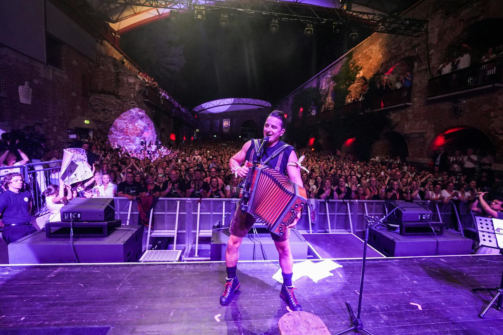 Mit dem Charity-Konzert "Volks-Rock'n'Roll hilft" am Grazer Schlossberg spielte Andreas Gabalier 100.000 Euro für den guten Zweck ein. 1.500 Fans waren begeistert.