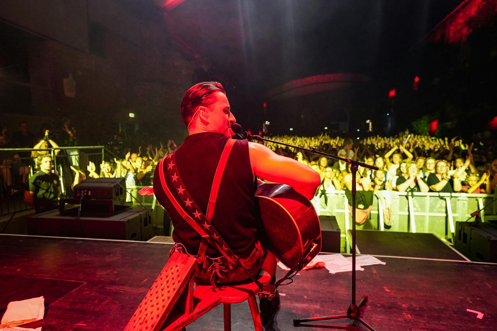 Mit dem Charity-Konzert "Volks-Rock'n'Roll hilft" am Grazer Schlossberg spielte Andreas Gabalier 100.000 Euro für den guten Zweck ein. 1.500 Fans waren begeistert.