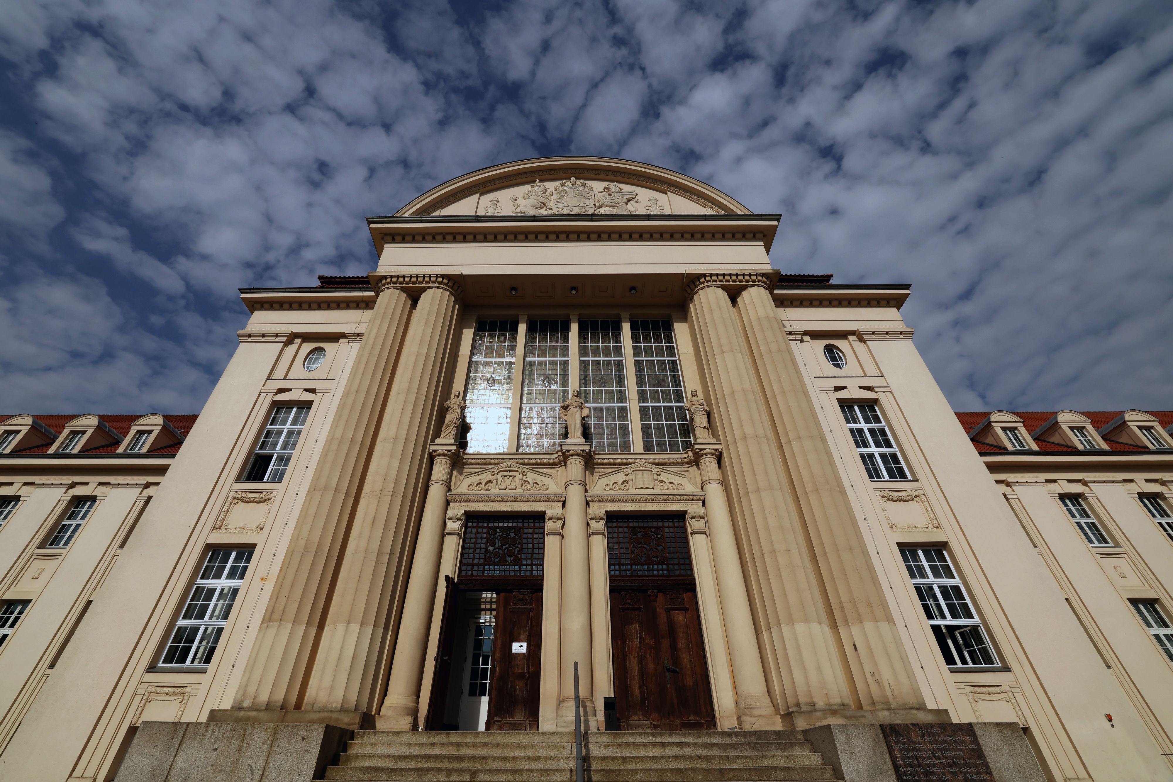 Im deutschen Schwerin wurde ein Vater wegen Mordes an seinem knapp dreijährigen Sohn verurteilt.  Im Januar 2013 erstickte der Vater demnach seinen Sohn in einem Wald.