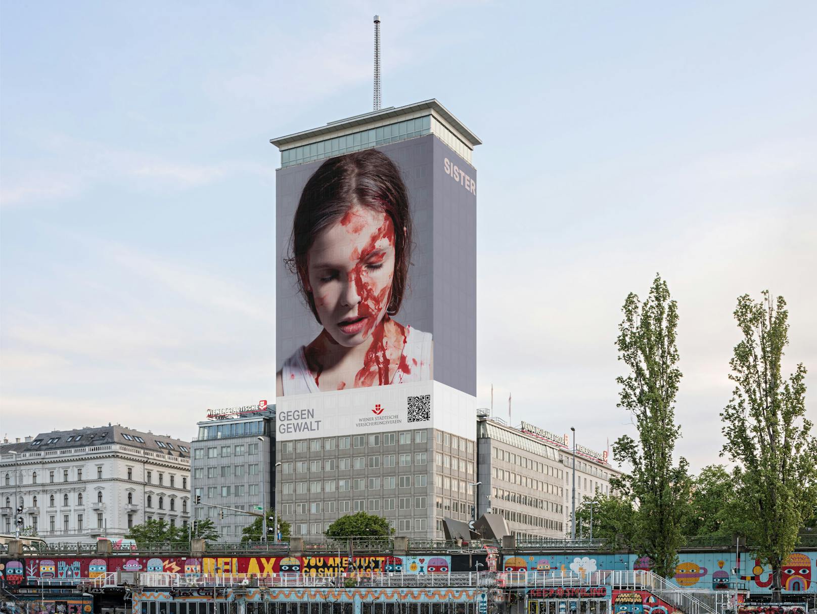 Ringturmverhüllung von Starkünstler Gottfried Helnwein als überdimensionaler Appell gegen Gewalt.