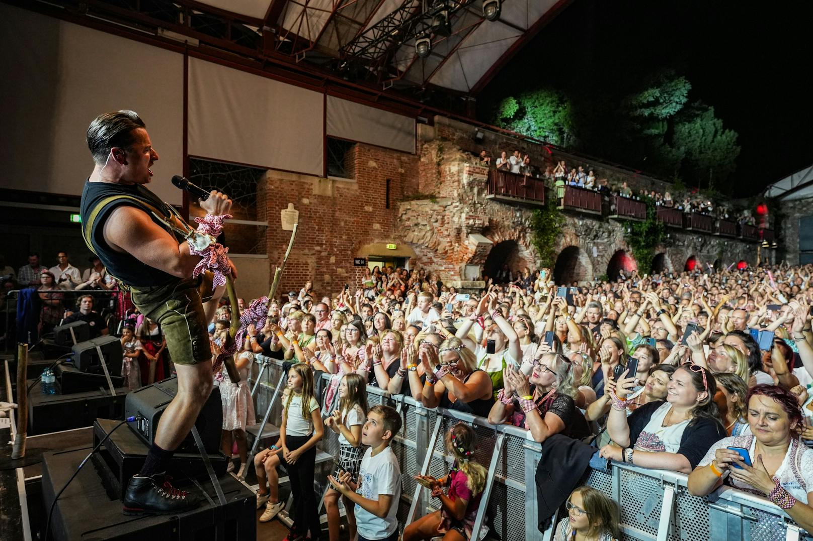 Mit dem Charity-Konzert "Volks-Rock'n'Roll hilft" am Grazer Schlossberg spielte Andreas Gabalier 100.000 Euro für den guten Zweck ein. 1.500 Fans waren begeistert.