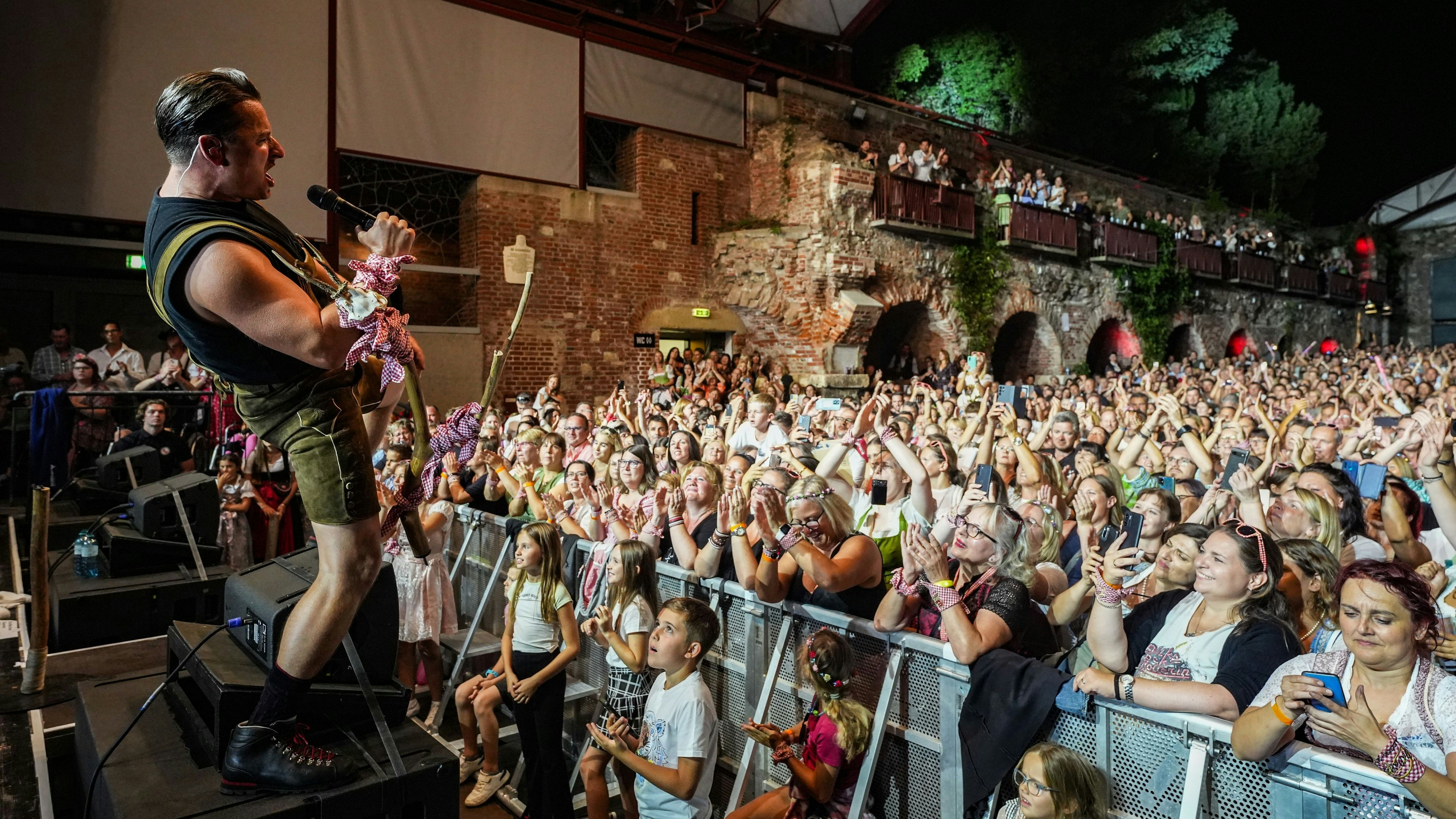 Mit dem Charity-Konzert "Volks-Rock'n'Roll hilft" am Grazer Schlossberg spielte Andreas Gabalier 100.000 Euro für den guten Zweck ein. 1.500 Fans waren begeistert.