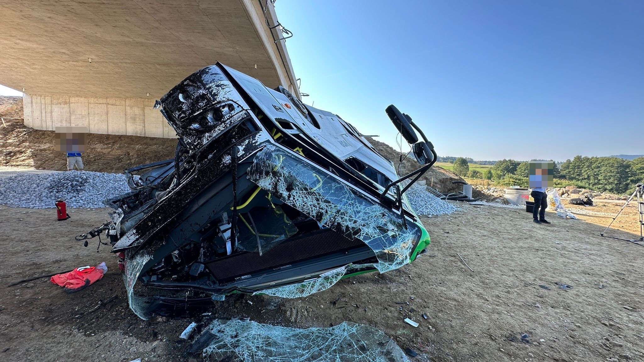 Schulbus stürzte von Brücke