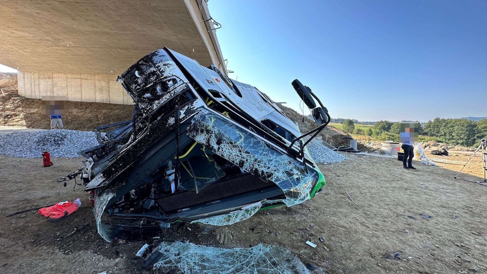 Schulbus stürzte von Brücke in Rastenfeld, Niederösterreich.&nbsp;
