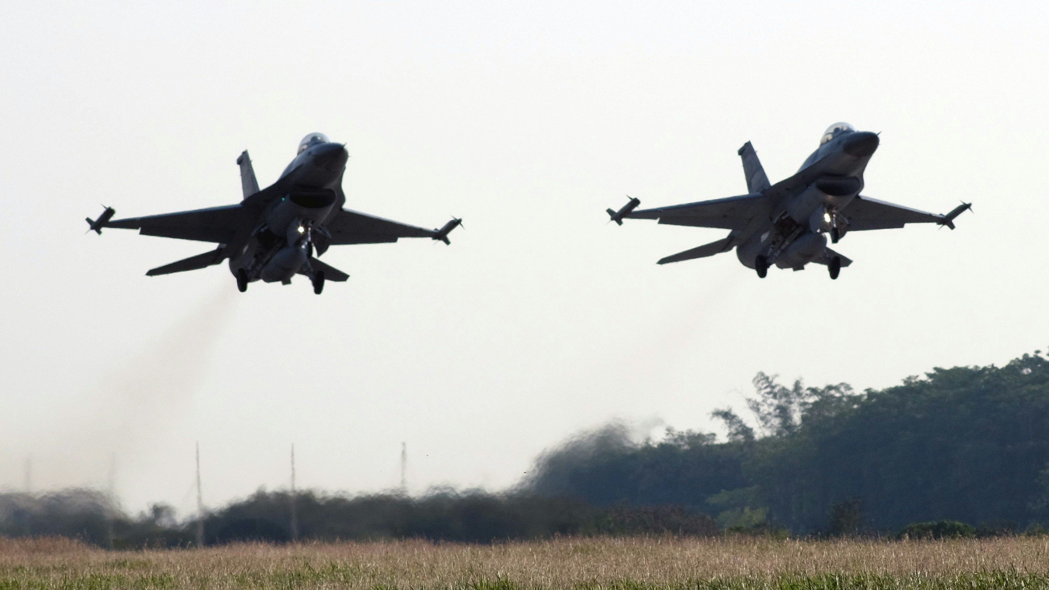 Download von www.picturedesk.com am 11.09.2023 (16:18).  Two US-made F-16 fighter jets take off from the Chiayi air force base in southern Taiwan during a demonstration on January 25, 2016 International journalists were invited by the Taiwan Defense Ministry to visit Kinmen, an island group off the southeast coast of mainland China, ten days after the presidential elections. / AFP / SAM YEH - 20160125_PD13561 - Rechteinfo: Rights Managed (RM) Nur für redaktionelle Nutzung! Werbliche Nutzung erfordert Freigabe: bitte schicken Sie uns eine Anfrage.