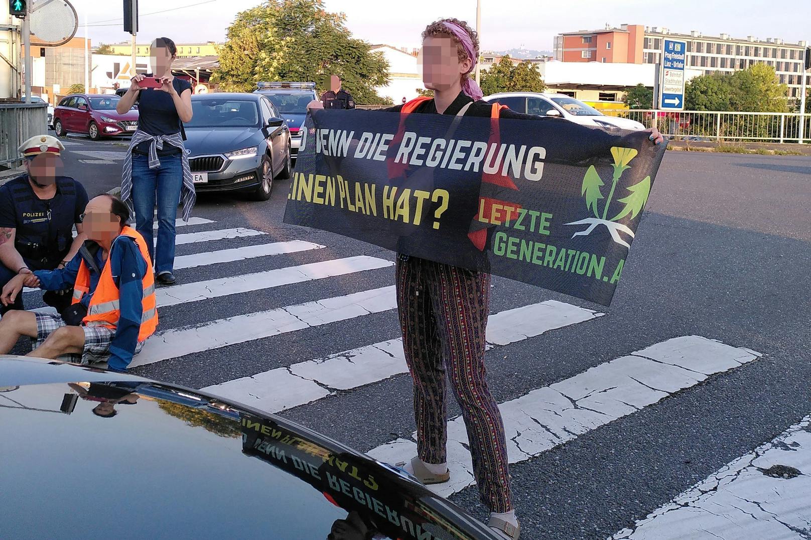 Die Aktion der Klimakleber in Linz war nach 14 Minuten beendet.