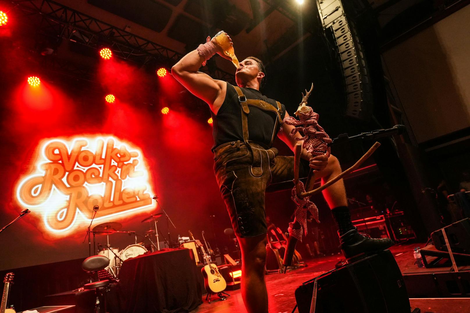 Mit dem Charity-Konzert "Volks-Rock'n'Roll hilft" am Grazer Schlossberg spielte Andreas Gabalier 100.000 Euro für den guten Zweck ein. 1.500 Fans waren begeistert.