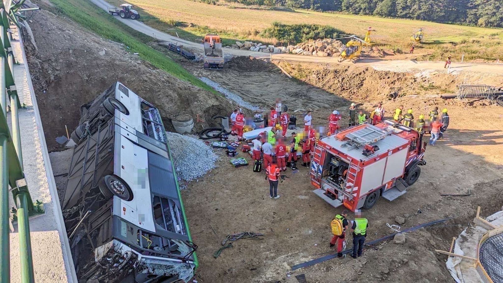 Schrecklicher Unfall in Niederösterreich! Ein Schulbus ist auf der B37 bei Rastenfeld von einer Brücke gestürzt. Mehrere Kinder sind verletzt.