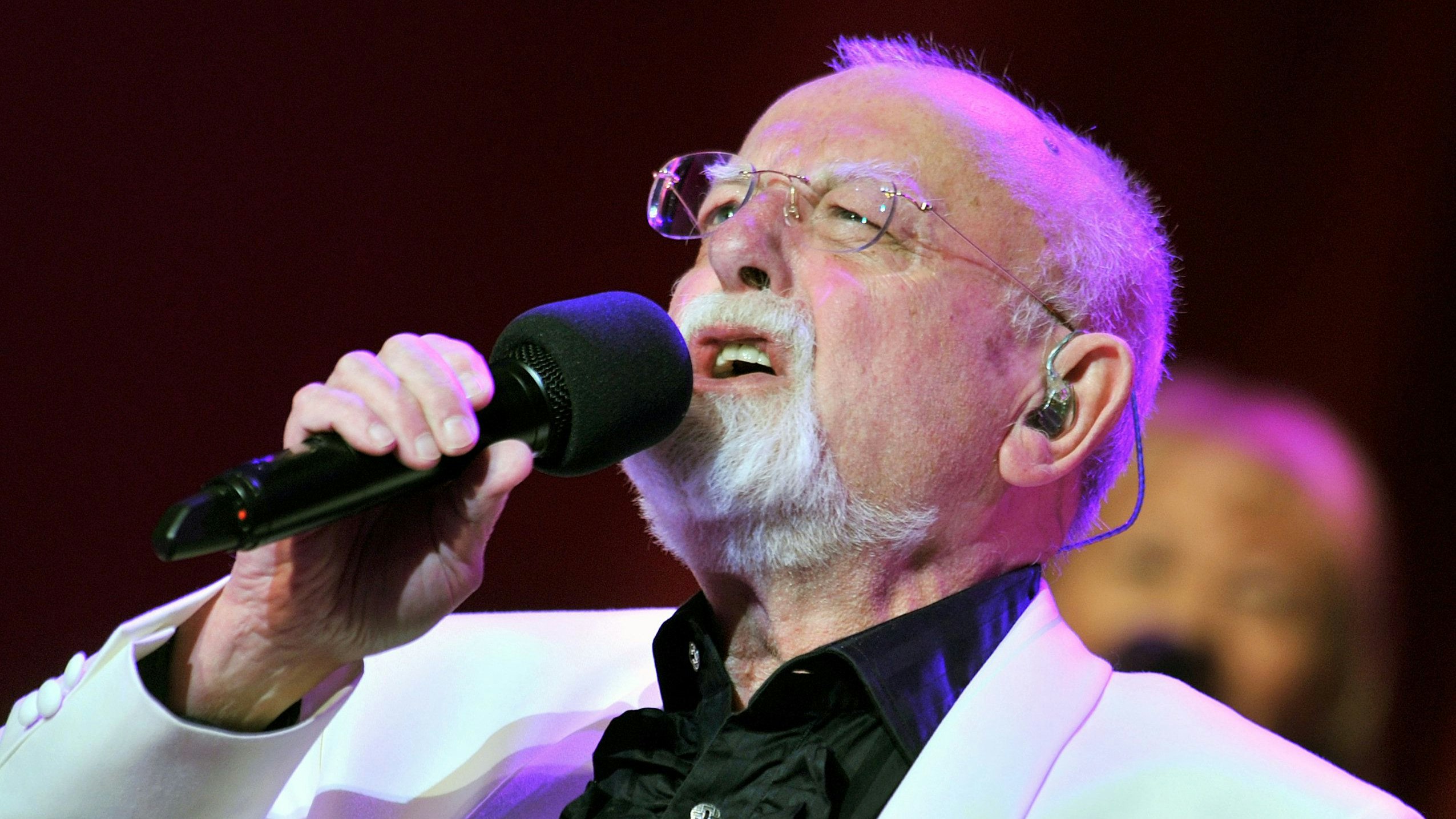 Download von www.picturedesk.com am 11.09.2023 (12:17).  ABD0017_20160316 - ARCHIV - The British pop singer Roger Whittaker celebrates the start of his spring tour in Halle, Germany, 30 April 2011. Photo: Hendrik Schmidt/dpa (zu dpa Korr-Bericht "Roger Whittaker wird 80: Vom Biochemisten zum deutschen Star" vom 16.03.2016) +++(c) dpa - Bildfunk+++ - 20110430_PD6621 - Rechteinfo: Rights Managed (RM)