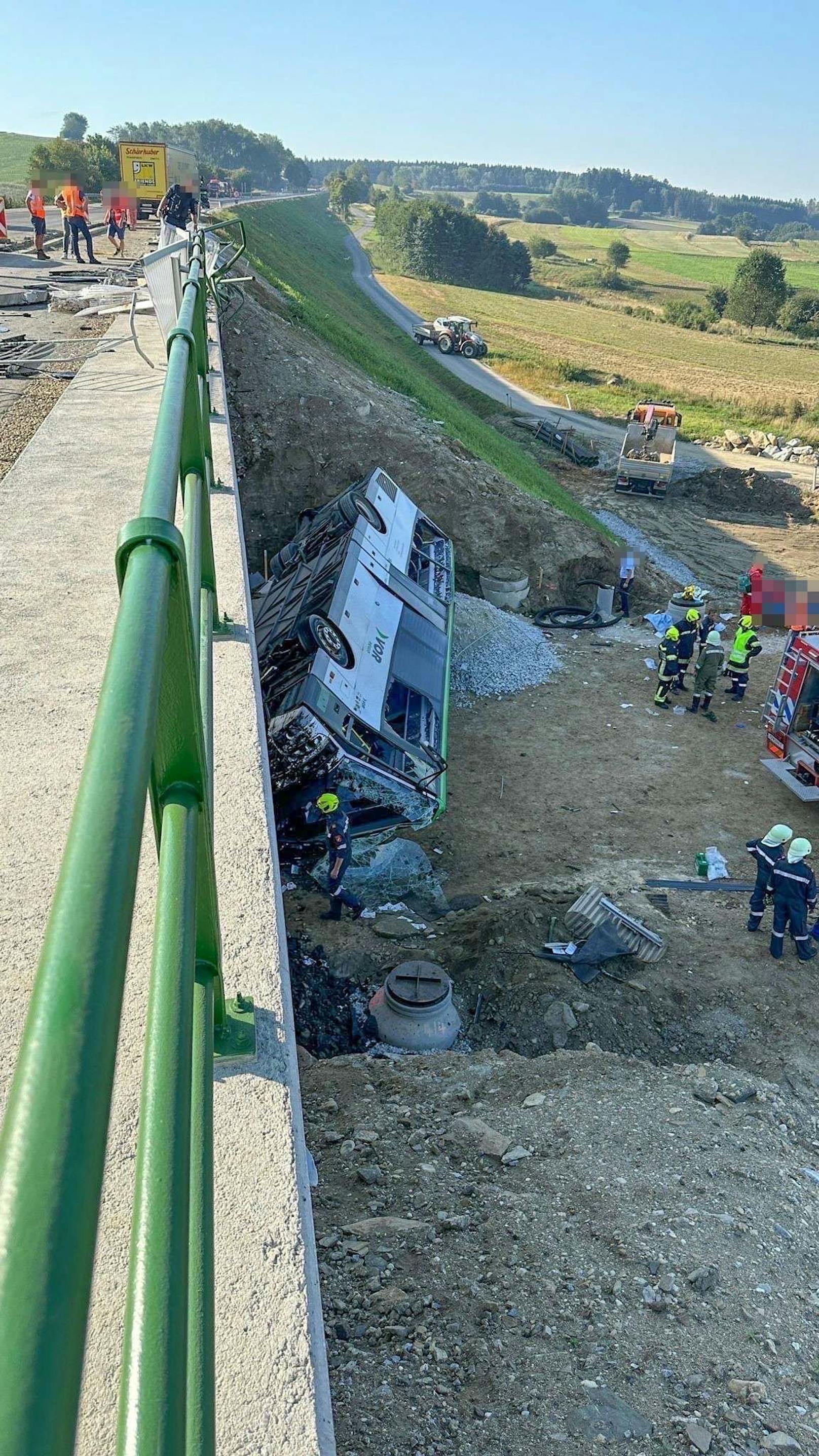 Anschließend kam der Schulbus in einem Baustellenbereich links von der Fahrbahn ab und stürzte etwa vier Meter von einer Brücke, berichtet "ORF Niederösterreich".