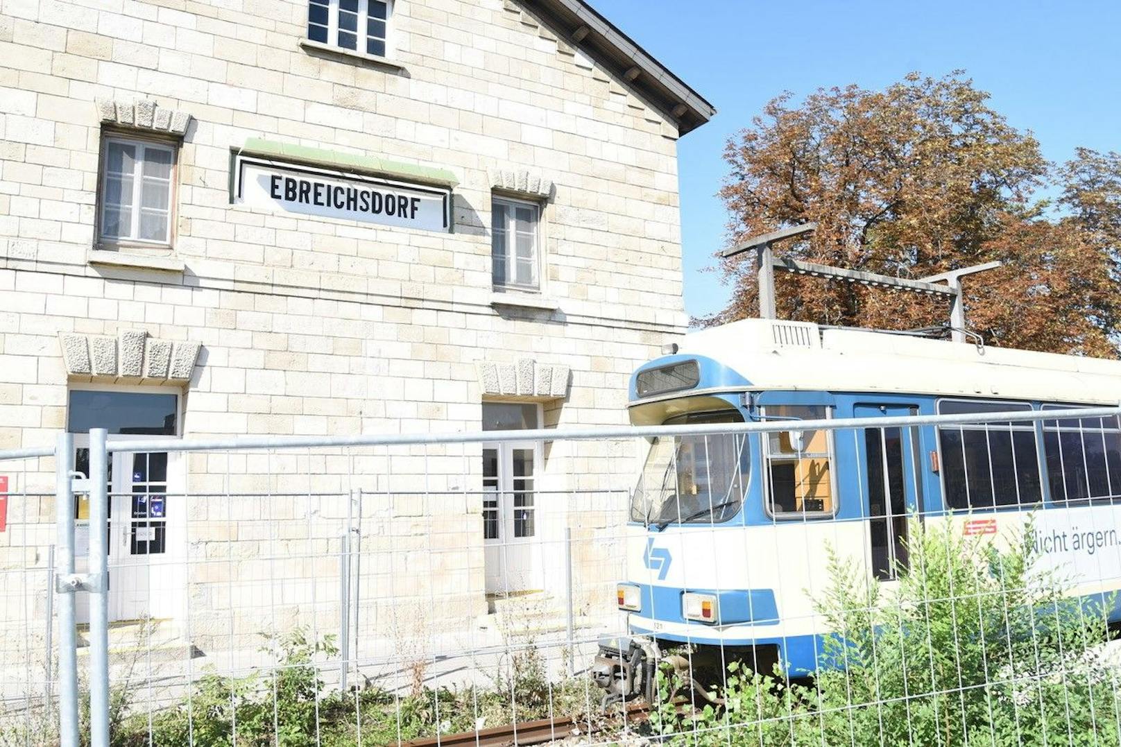 Beide Waggons zieren jetzt Graffiti.