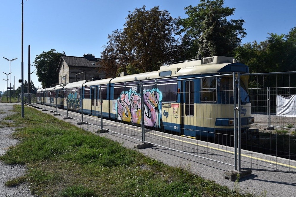 Die beiden Waggons zieren jetzt Graffiti.