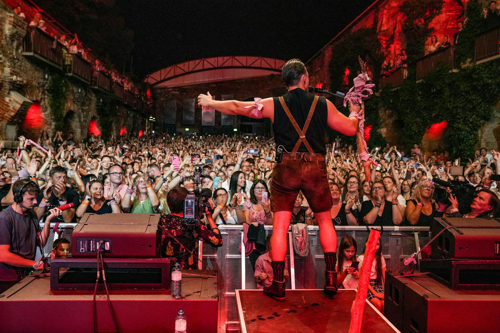 Mit dem Charity-Konzert "Volks-Rock'n'Roll hilft" am Grazer Schlossberg spielte Andreas Gabalier 100.000 Euro für den guten Zweck ein. 1.500 Fans waren begeistert.