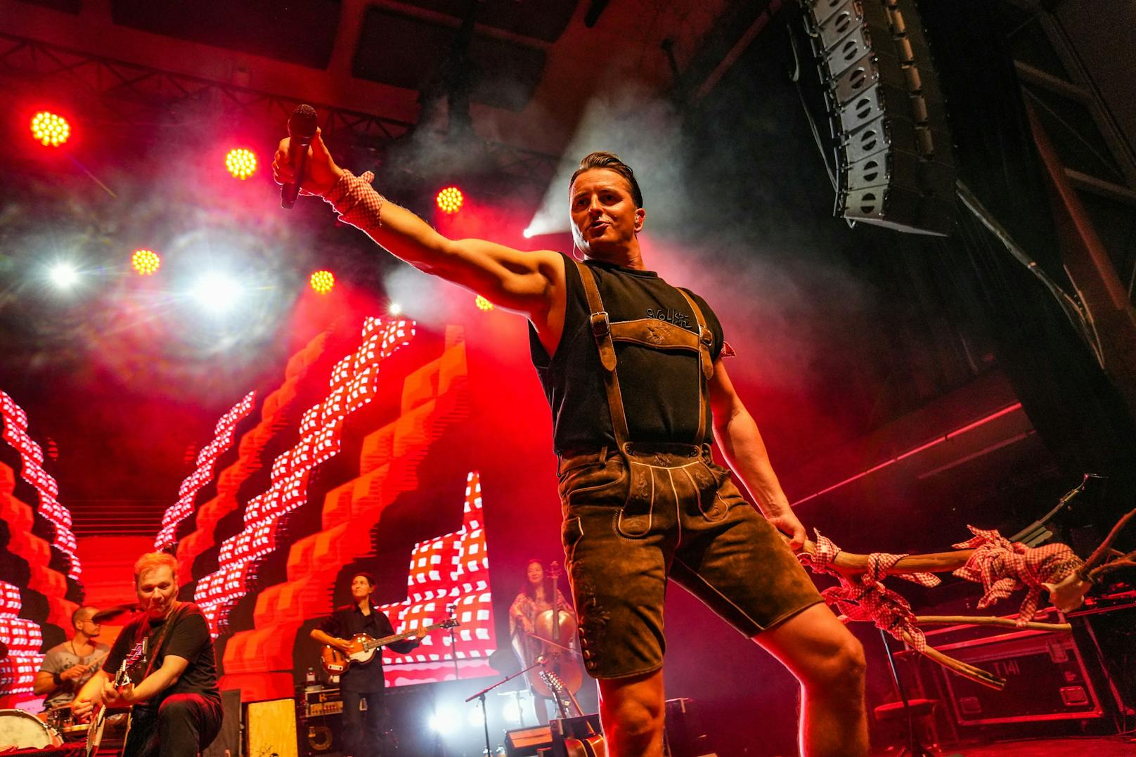 Mit dem Charity-Konzert "Volks-Rock'n'Roll hilft" am Grazer Schlossberg spielte Andreas Gabalier 100.000 Euro für den guten Zweck ein. 1.500 Fans waren begeistert.