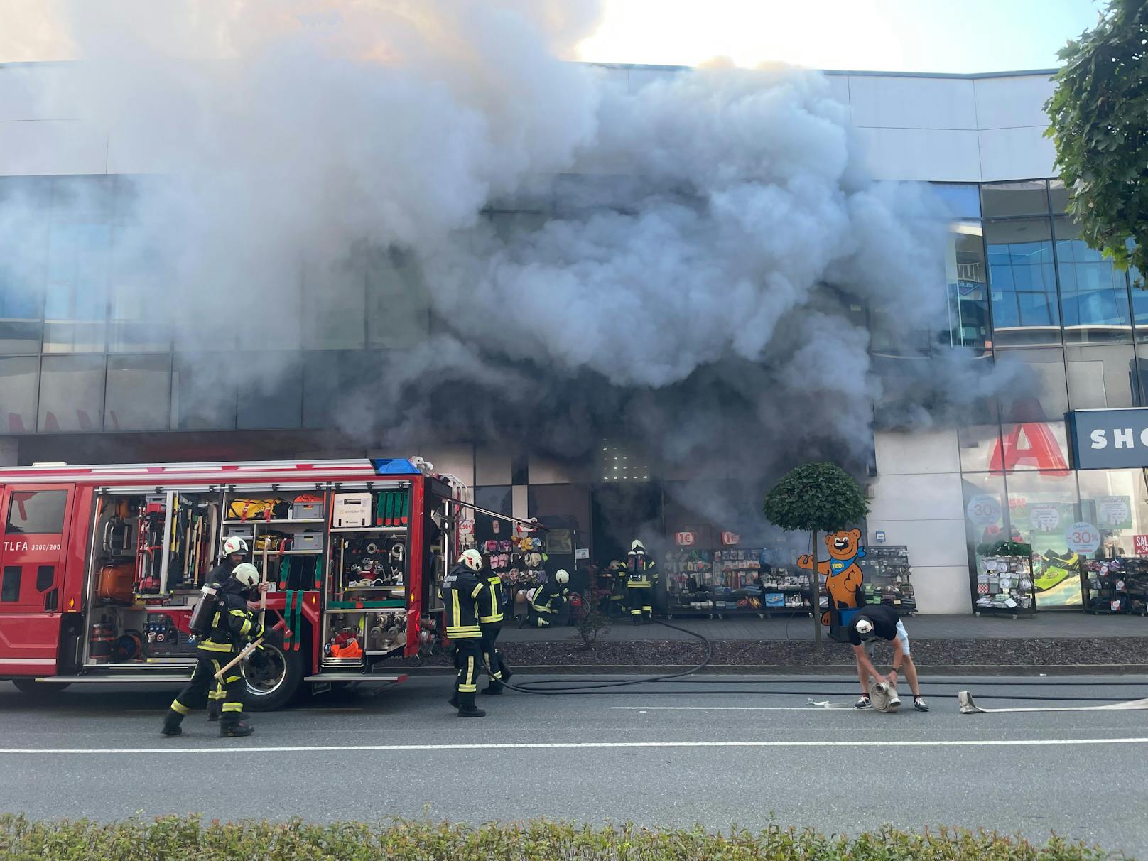 Am 11. September 2023 brannte eine TEDi-Filiale in Wörgl völlig aus. Jetzt sucht die Polizei nach Zeugen und äußert einen schlimmen Verdacht.